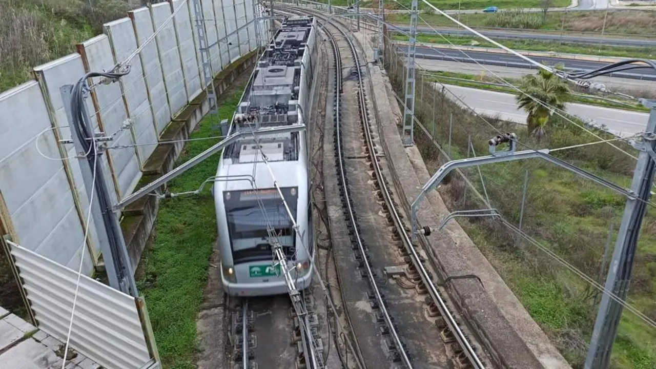  El metro de Sevilla en su recorrido en superficie. - ep 