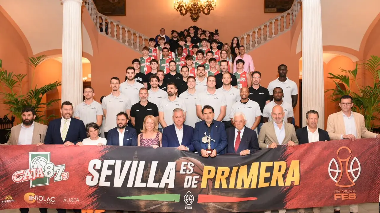  El alcalde de Sevilla, Jos&eacute; Luis Sanz, ha recibido al Insolac Caja 87 en honor a su ascenso a Primera FEB. | AYTO 