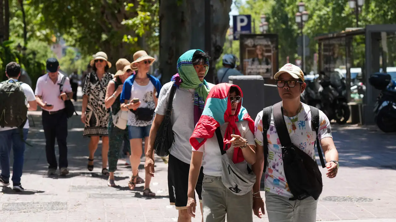  Turistas en medio de los calores de Sevilla este mes de mayo. | EP 
