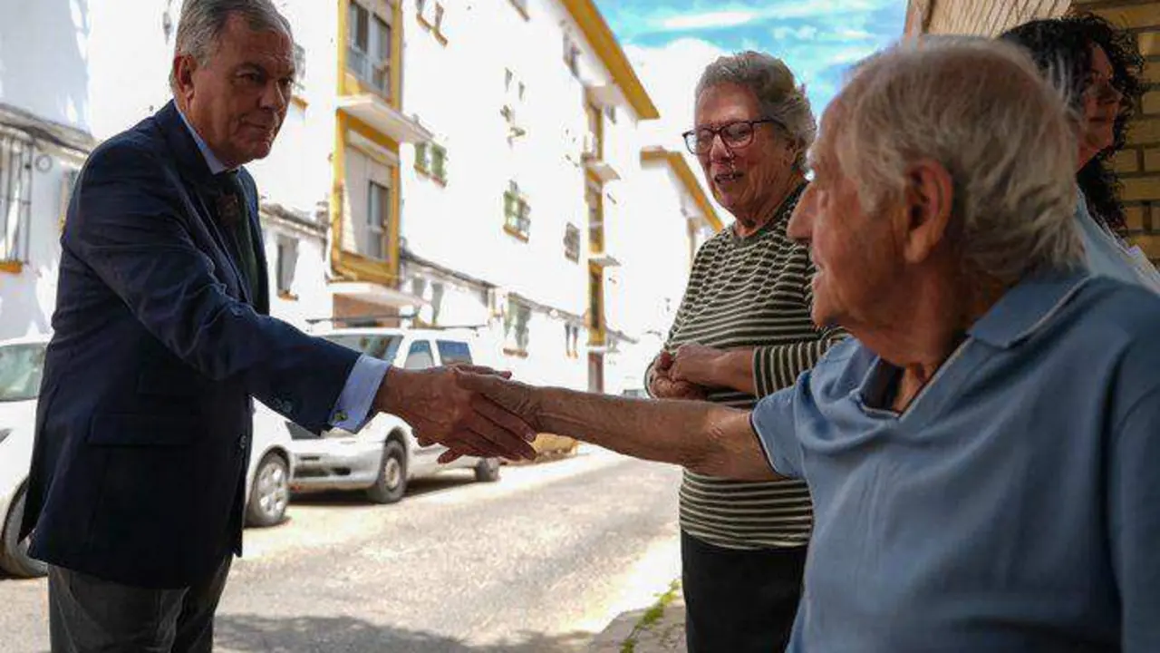  El alcalde de Sevilla, Jos&eacute; Luis Sanz, junto a vecinos del Tiro de L&iacute;nea. | AYTO 