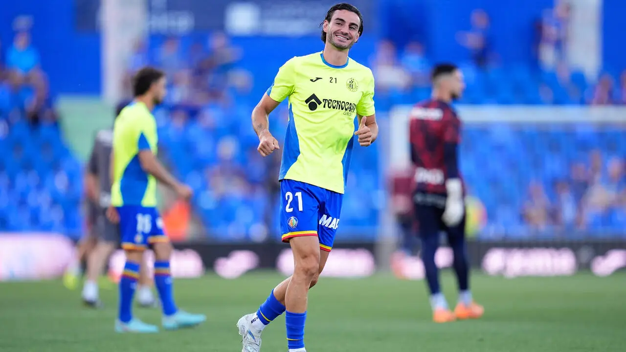  Juan Iglesias calienta con el Getafe. | EP 