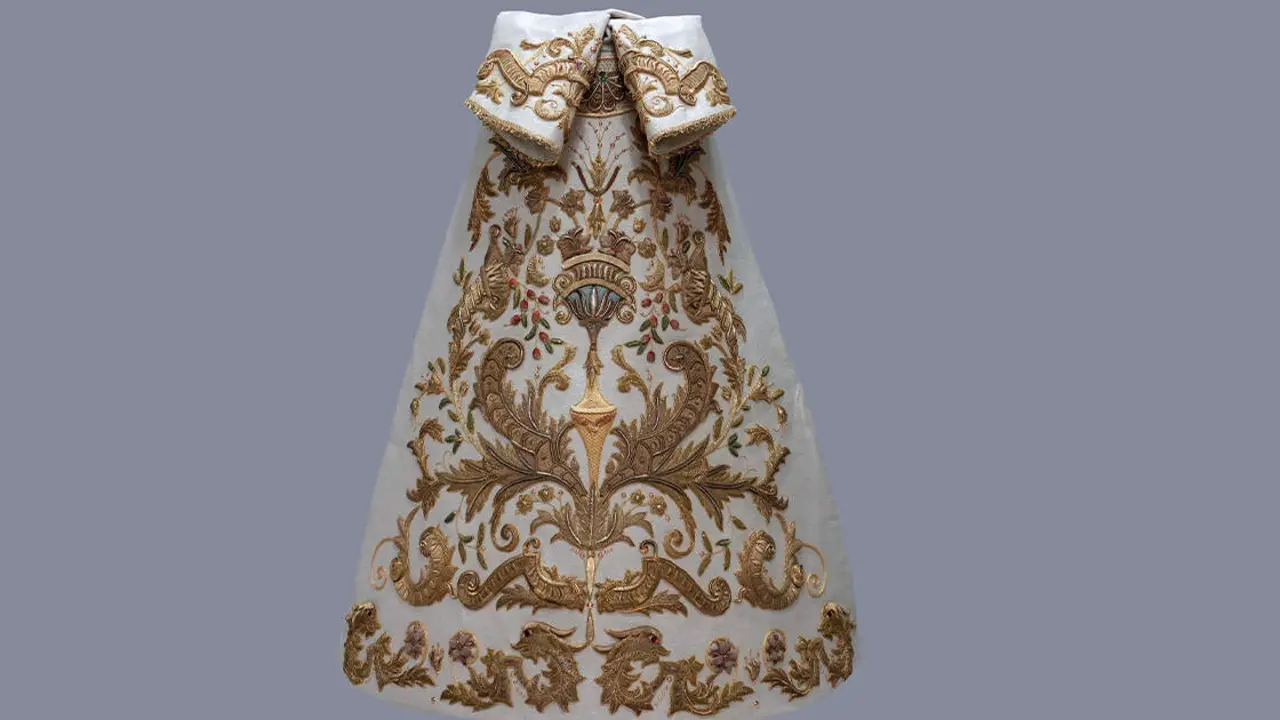  Restauración de la saya de la Esperanza de Triana 