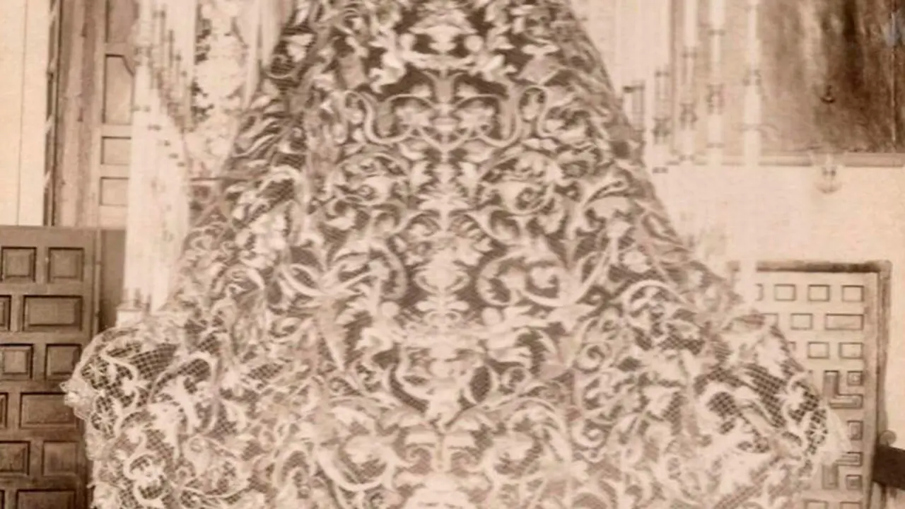  Foto del Archivo Beauchy del manto de malla de la Esperanza Macarena 