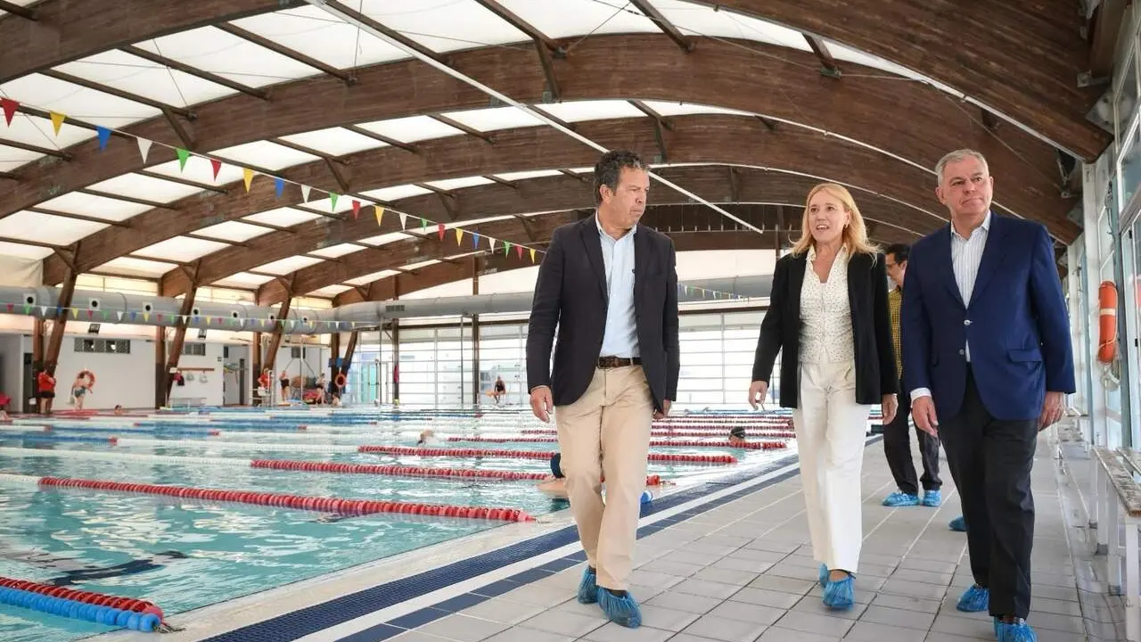  La delegada de Deportes, Mar&iacute;a Mena, junto al gerente del IMD, Ricardo Villena (i), y el alcalde, Jos&eacute; Luis Sanz, en una de las piscinas municipales |&nbsp;AYTO. DE SEVILLA 