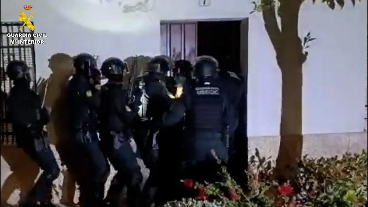  Agentes de la Guardia Civil, en el operativo contra la red de narcotraficantes asentada en la Sierra Norte | GUARDIA CIVIL 