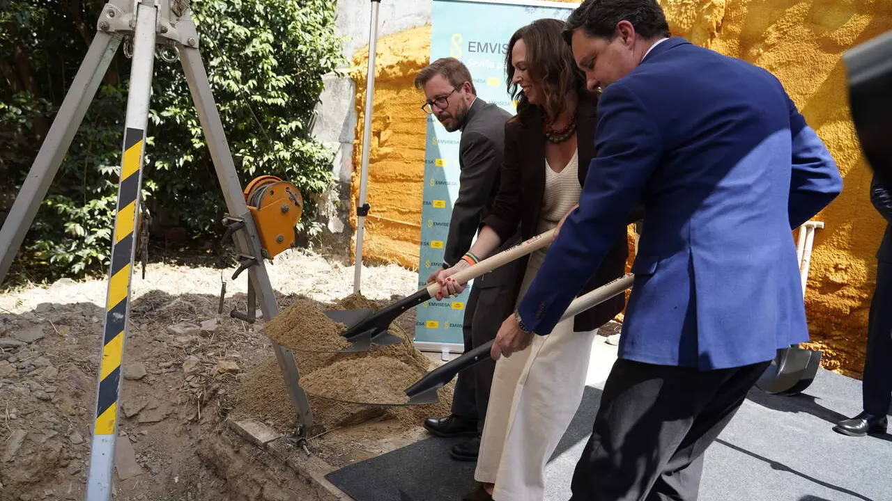  El acto de colocaci&oacute;n de la primera piedra ha contado con la presencia del Ayuntamiento (Emvisesa es la promotora), de la Junta y del Gobierno central 