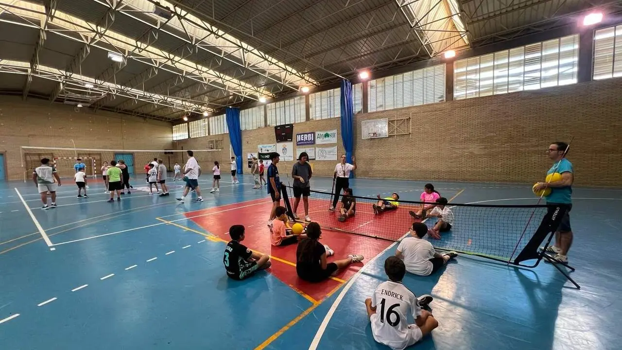  Imagen de las jornadas de deporte inclusivo celebradas en el Pabell&oacute;n Municipal de Lebrija. | DIPU 