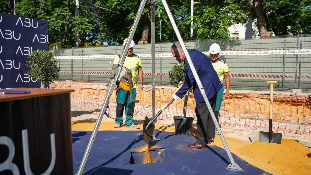  El alcalde acompa&ntilde;a al Grupo ABU en el acto de colocaci&oacute;n de la primera piedra del Residencial El Prado de San Sebasti&aacute;n 