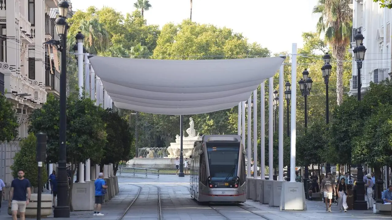  Im&aacute;genes de la Avenida de la Constituci&oacute;n de Sevilla luciendo los primeros toldos instalados | E.P. 