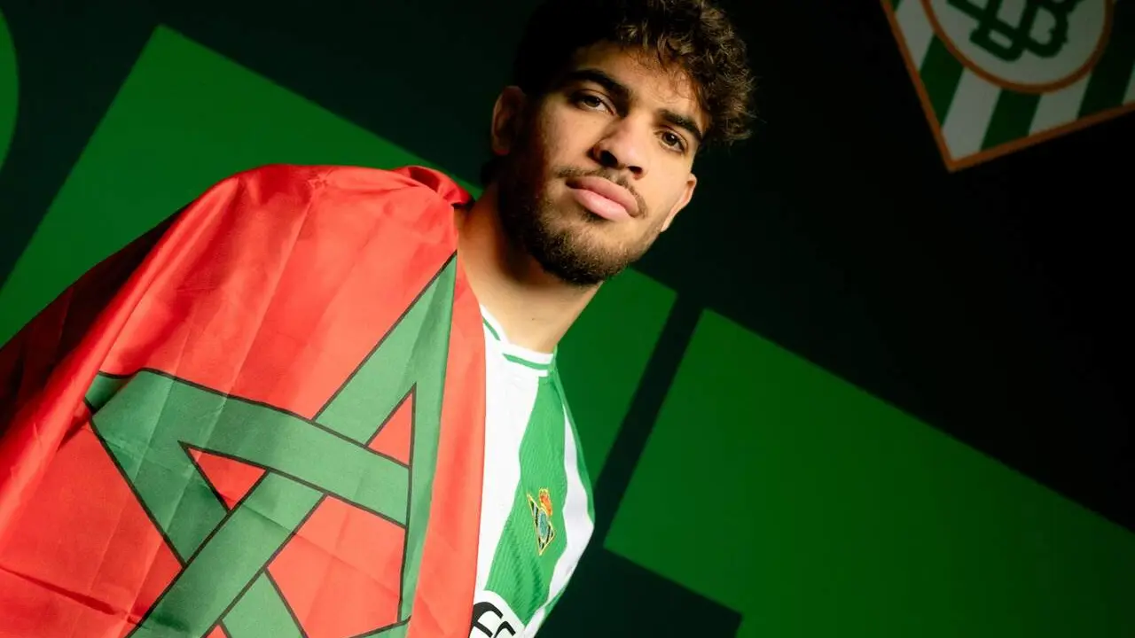 Ez Abde posa con la camiseta del Real Betis Balompi&eacute; y la bandera de Marruecos. | RBB 