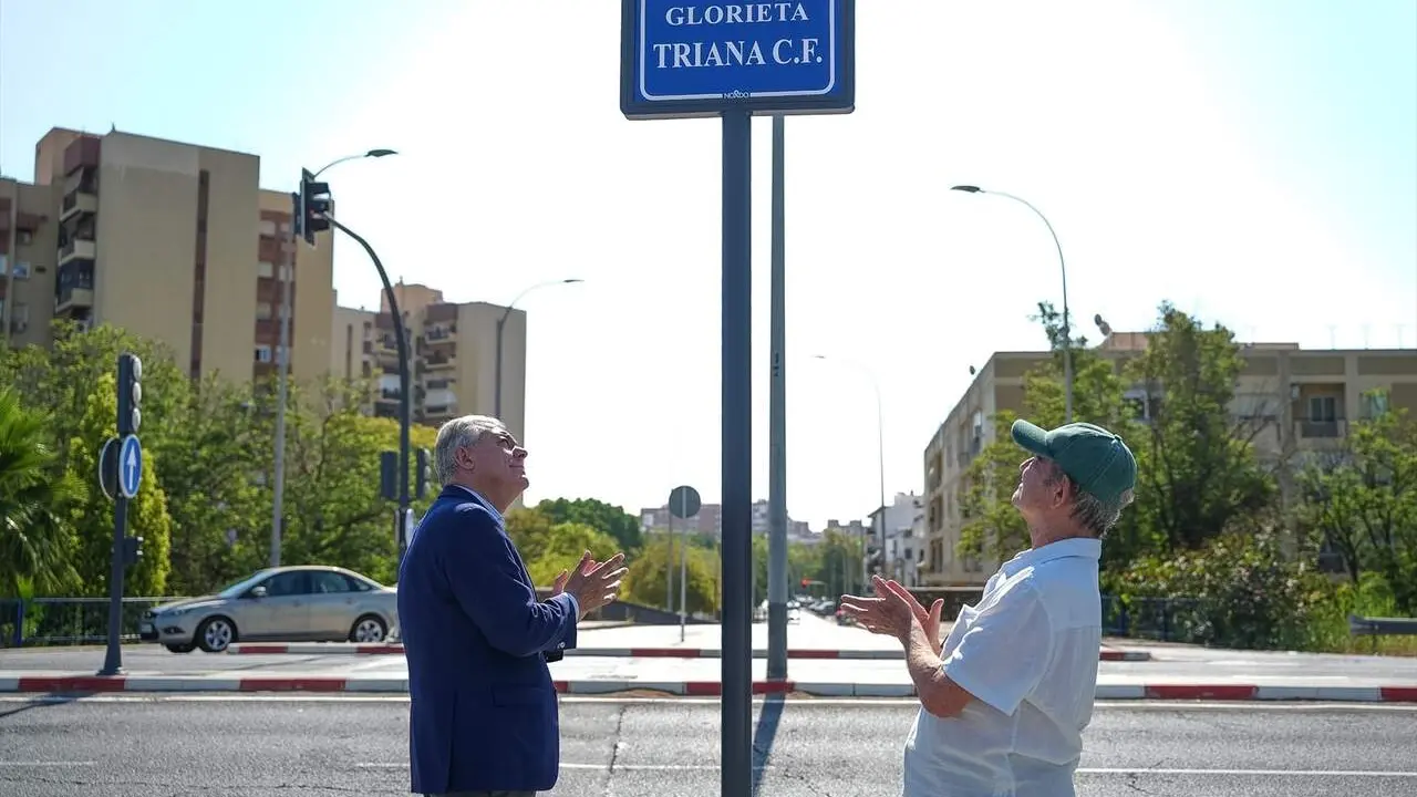  Inauguraci&oacute;n de la Glorieta dedicada al Triana Club de F&uacute;tbol con el alcalde de Sevilla, Jos&eacute; Luis Sanz (i), y el presidente del club |&nbsp;AYTO DE SEVILLA 