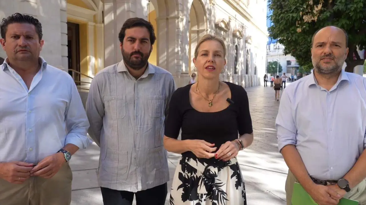  Cristina Pel&aacute;ez, flanqueada por los ediles Fernando Rodr&iacute;guez Galisteo (i) y Gonzalo Garc&iacute;a de Polavieja (d), a las puertas del Consistorio. | Vox 