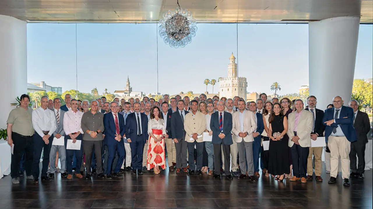  La presidenta, Helena Ruiz con los homenajeados que han cumplido 50 y 25 a&ntilde;os de colegiaci&oacute;n. | CEDIDA 