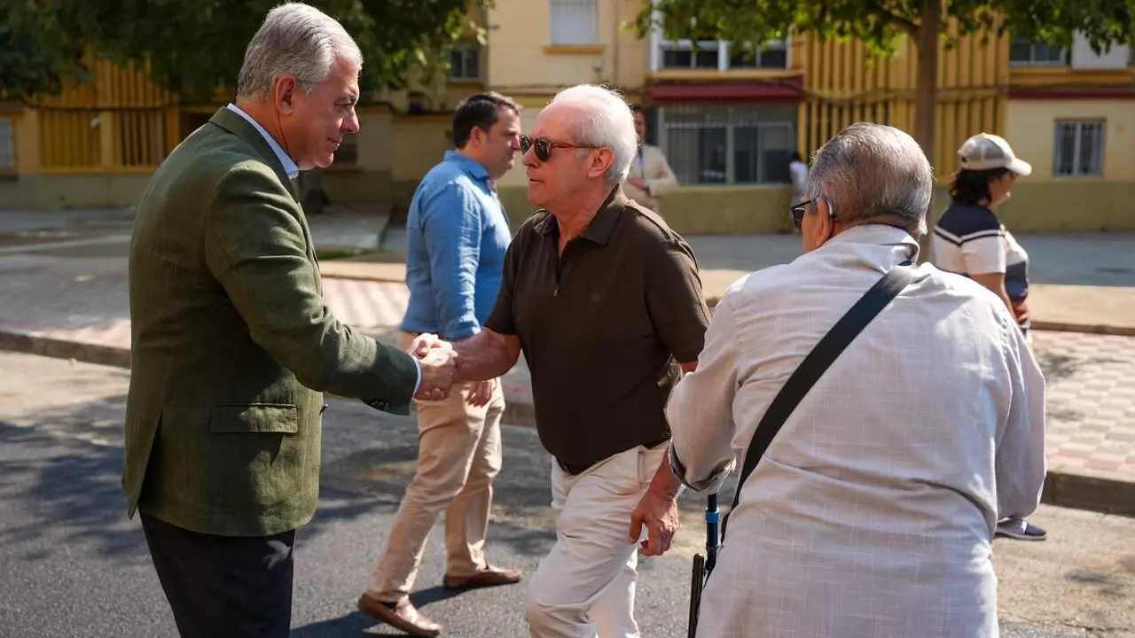  El alcalde de Sevilla, Jos&eacute; Luis Sanz, en el Tiro de L&iacute;nea saludando a unos vecinos | AYTO SEVILLA 