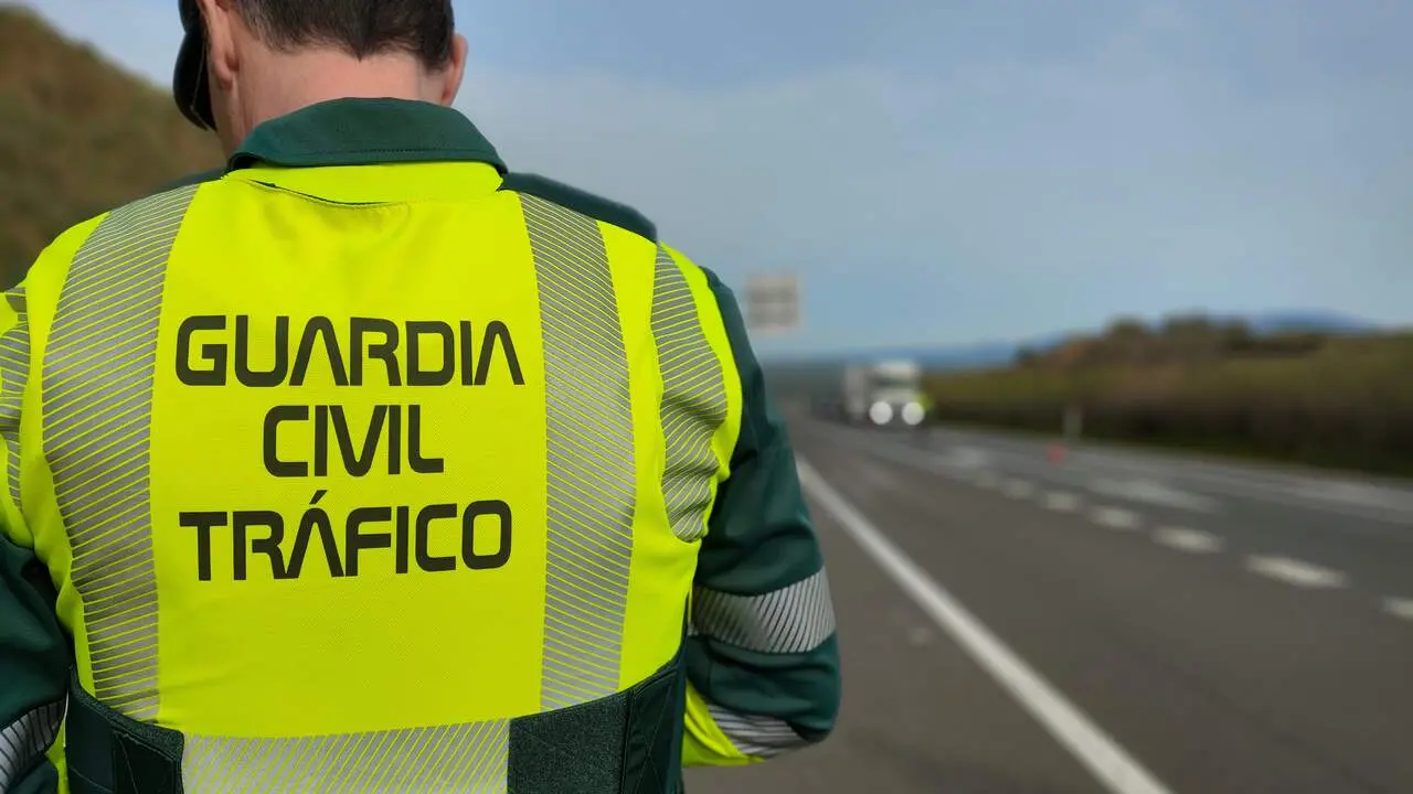  Un agente de la Guardia Civil de Tr&aacute;fico en una imagen de archivo | Guardia Civil. 
