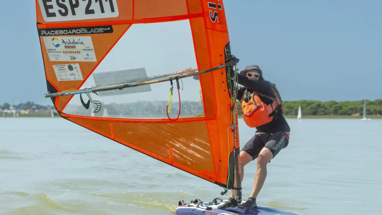  La tabla Raceboard de Nicol&aacute;s Auriol se ha impuesto en tiempo real para adjudicarse el V Memorial Ricardo Carracedo en la prueba de larga distancia del Club N&aacute;utico Sevilla. | CNS 
