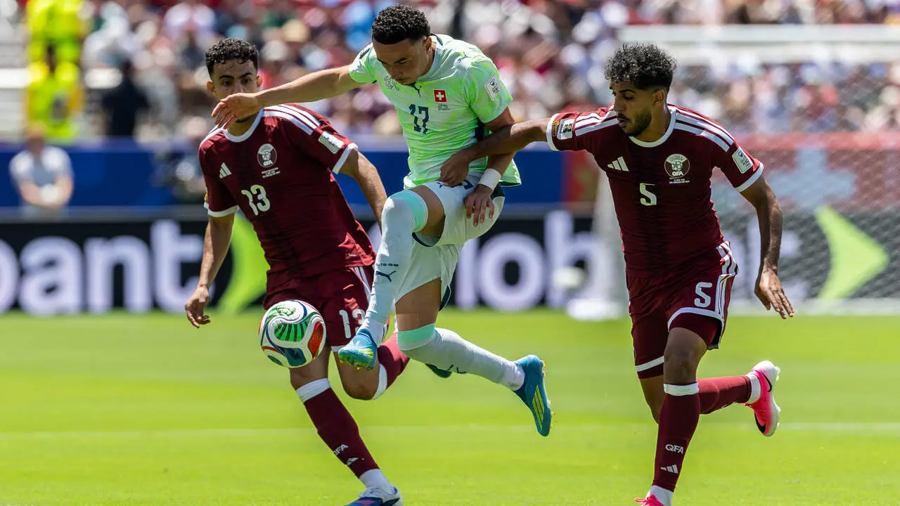  Rub&eacute;n Vargas, extremo de la selecci&oacute;n de Suiza, controla el bal&oacute;n ante la presencia de los defensas de la selecci&oacute;n de Catar. | EP 