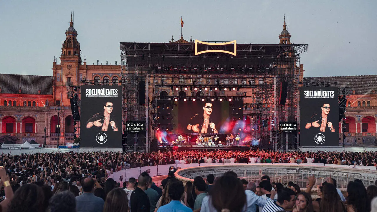  Los Delinq&uuml;entes llenan de veneno negro Ic&oacute;nica ante un sold out de garrapateros y con Migue desde las nubes. 
