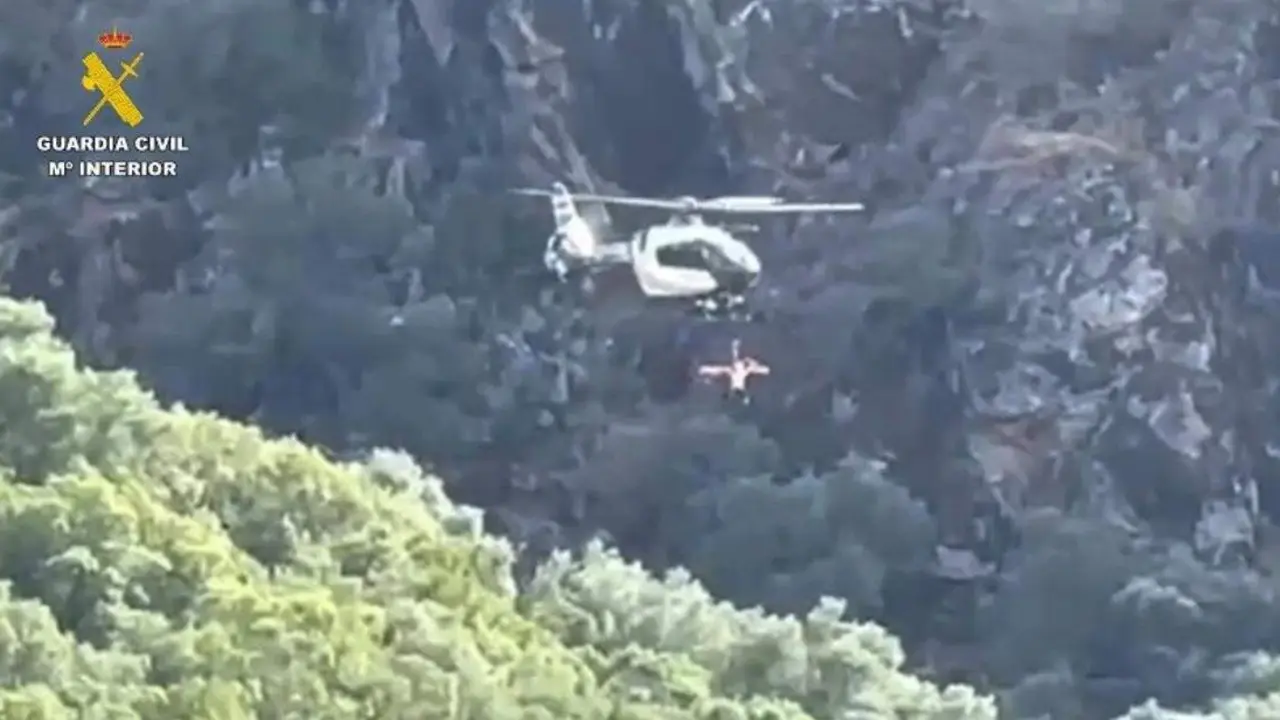  Rescate de un hombre tras sufrir una grave ca&iacute;da en el sendero del Arroyo de la Mojonera en Sevilla 