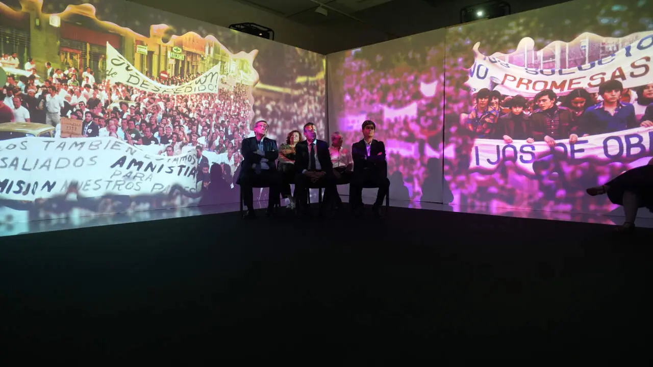  El presidente de la Diputaci&oacute;n de Sevilla, Javier Fern&aacute;ndez, ha inaugurado hoy una amplia programaci&oacute;n que bajo el t&iacute;tulo &lsquo;Del Olvido a la Luz. Memoria Hist&oacute;rica y Democr&aacute;tica de la Provincia de Sevilla. 1936-2026&rsquo;, conmemora este a&ntilde;o el 90&ordm; aniversario de la sublevaci&oacute;n y la Guerra Civil espa&ntilde;ola y el 14 de junio como D&iacute;a de la Memoria Democr&aacute;tica en Andaluc&iacute;a. 