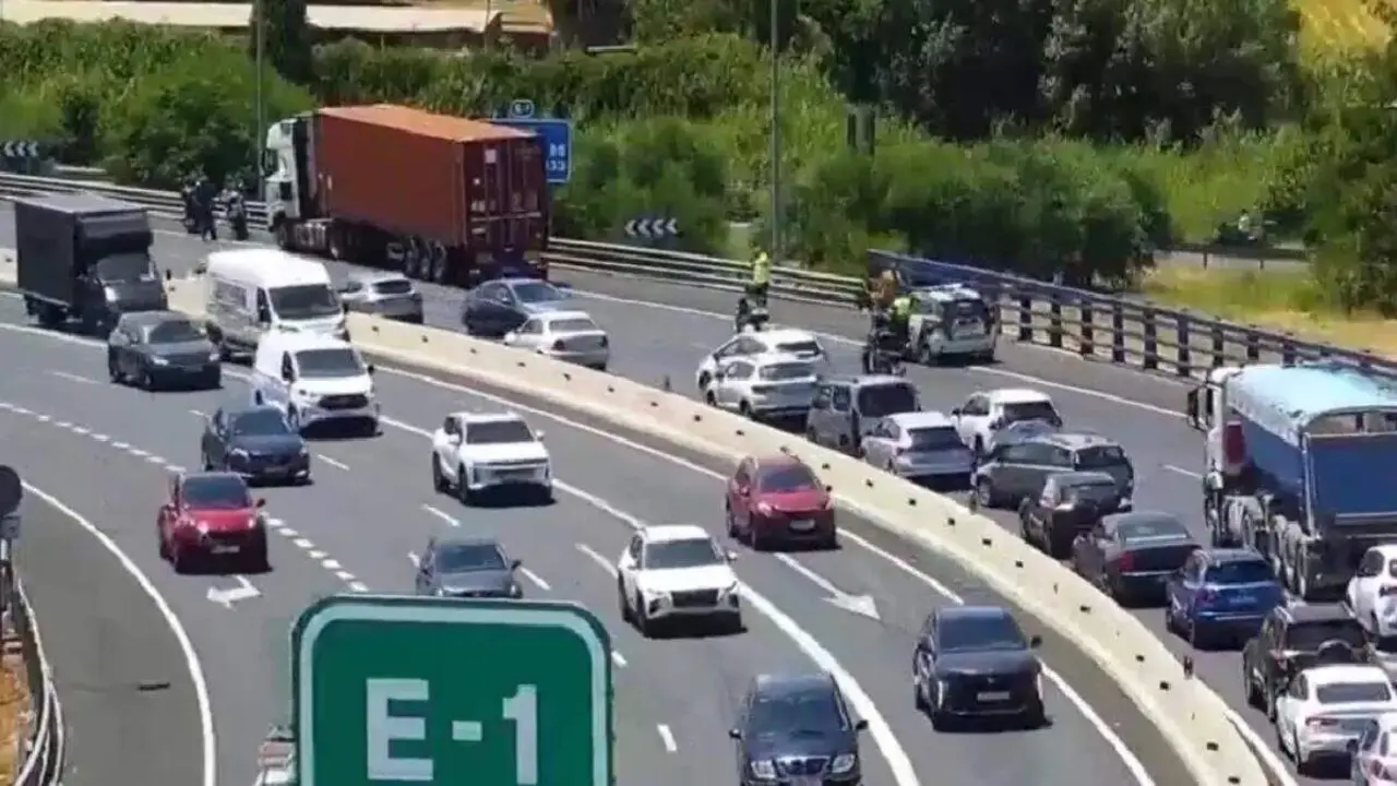  Imagen captada por la c&aacute;mara de la DGT de la colisi&oacute;n entre un turismo y un cami&oacute;n. | DGT 