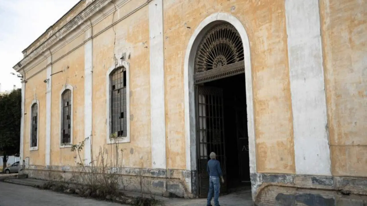  Puerta de acceso a la nave donde se ubicar&aacute; la nueva sede de la Cabalgata 