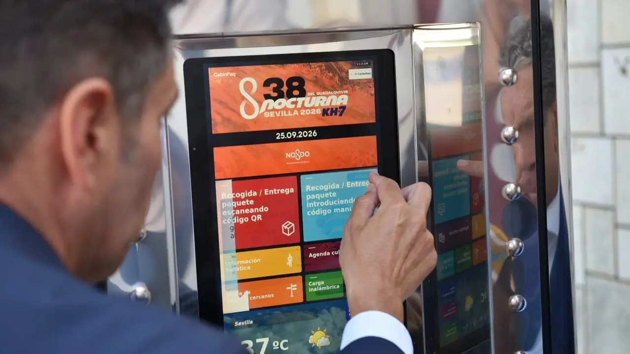  Imagen de recurso de una persona usando una CabinPaq, las cabinas inteligentes instaladas en centros deportivos. | AYTO 