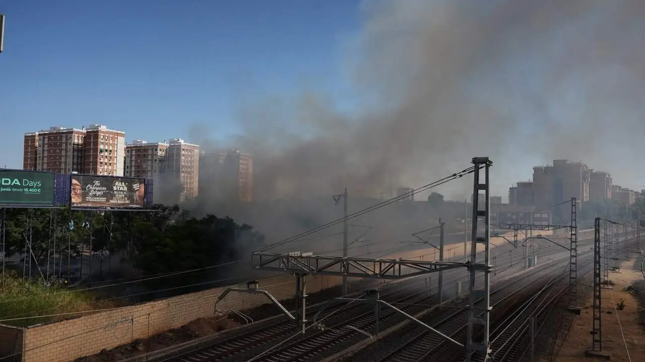  Humareda fruto de un incendio en el entorno de Santa Justa en Sevilla 