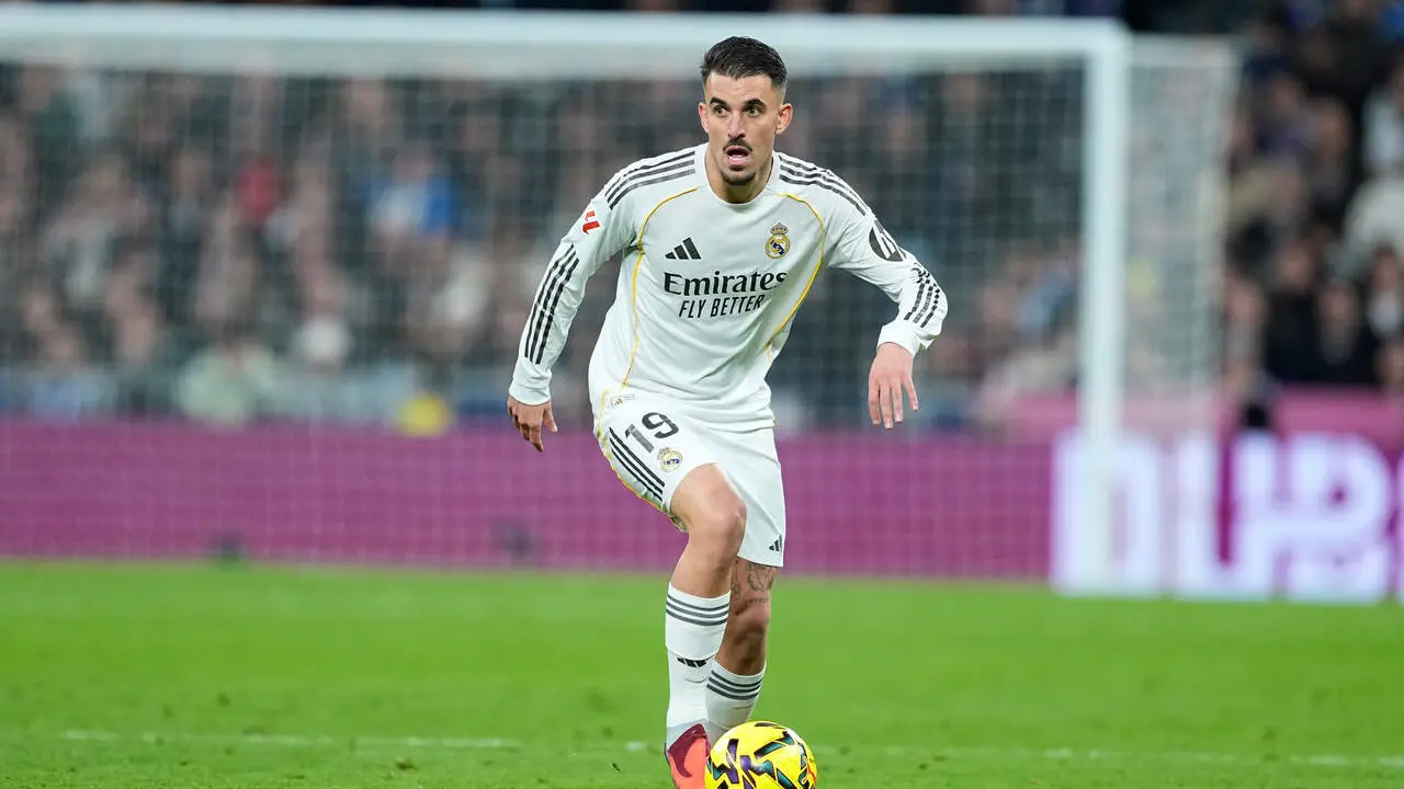  Dani Ceballos conduce el bal&oacute;n en un partido de LaLiga con el Real Madrid en el Santiago Bernab&eacute;u. | Archivo/EP 