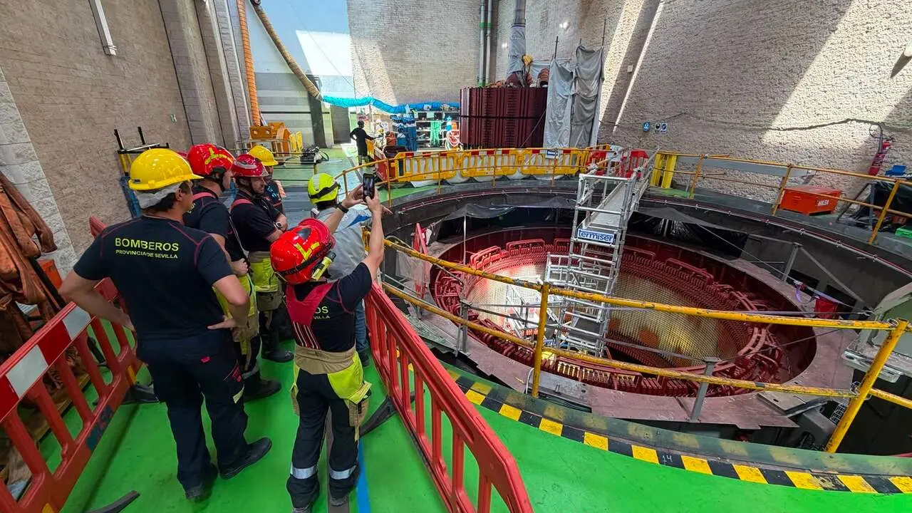  Efectivos del Consorcio de Bomberos de Sevilla durante una visita t&eacute;cnica a la Central El&eacute;ctrica de Guillena | DIPUTACI&Oacute;N DE SEVILLA 