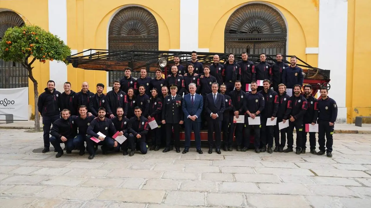 El alcalde de Sevilla, Jos&eacute; Luis Sanz, junto al cuerpo de bomberos de Sevilla. | AYTO. 