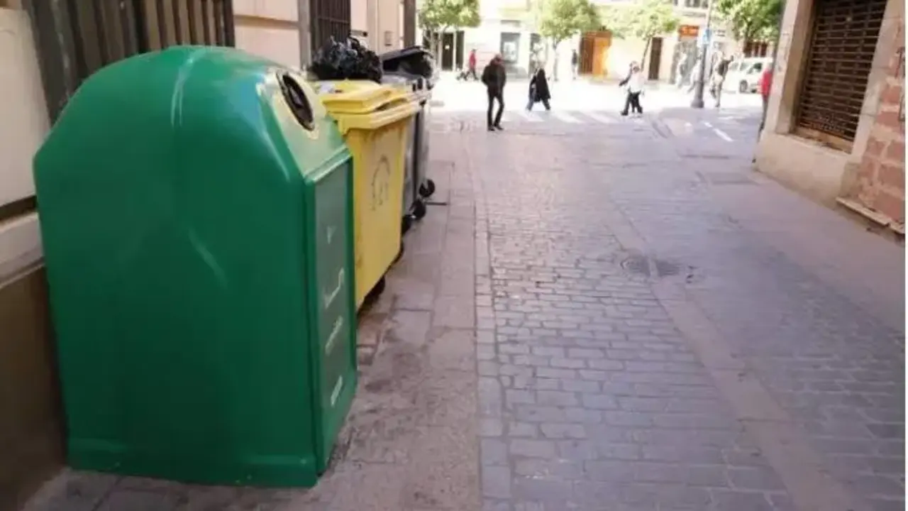 Contenedores en una calle de Jerez | AI