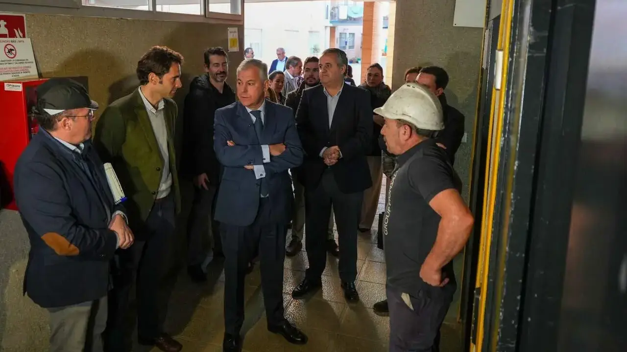 El alcalde de Sevilla, Jos&eacute; Luis Sanz, visitando las obras de instalaci&oacute;n de ascensores en pisos de Los Pajaritos | AYTO DE SEVILLA