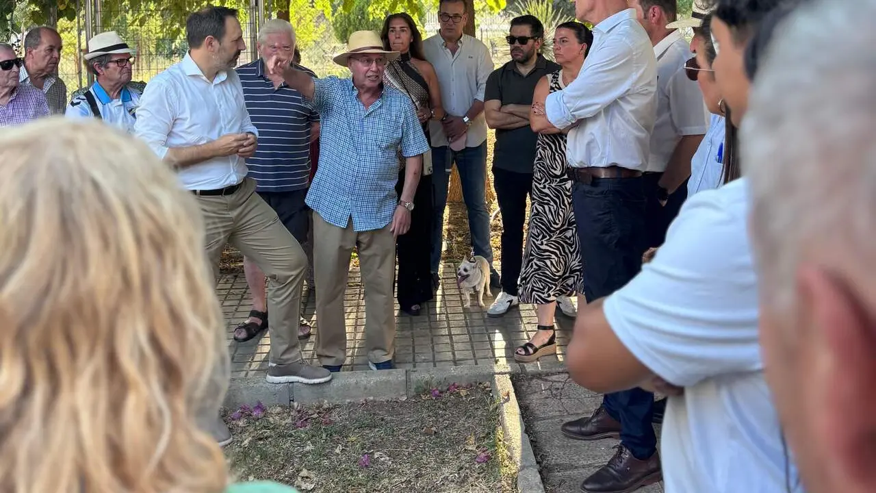  Mu&ntilde;oz se ha reunido con los vecinos y ha conocido el estado de los jardines. | PSOE 