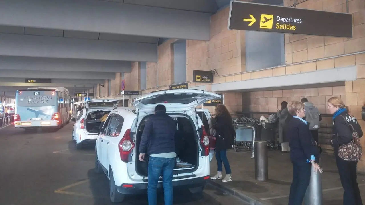  Archivo - Parada de taxi del aeropuerto de Sevilla. 