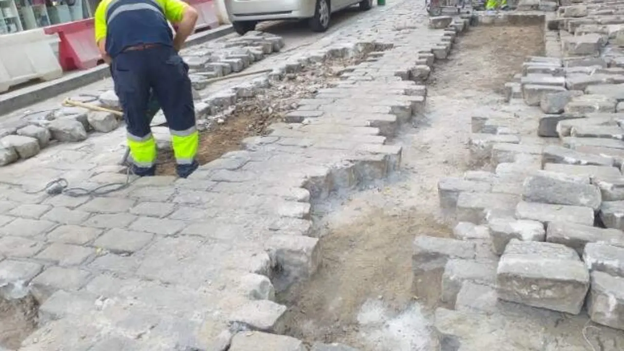  Archivo - Labores de renovaci&oacute;n del adoquinado en mal estado en la calle Alfonso XII, como foto de recurso | AYTO DE SEVILLA 