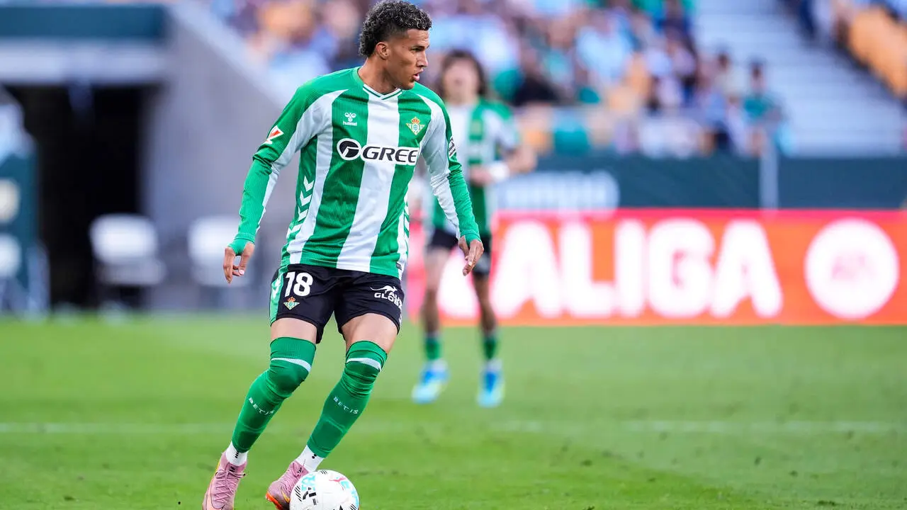  Nelson Deossa conduce el bal&oacute;n en una partido de LaLiga disputado en La Cartuja. | Archivo/EP 