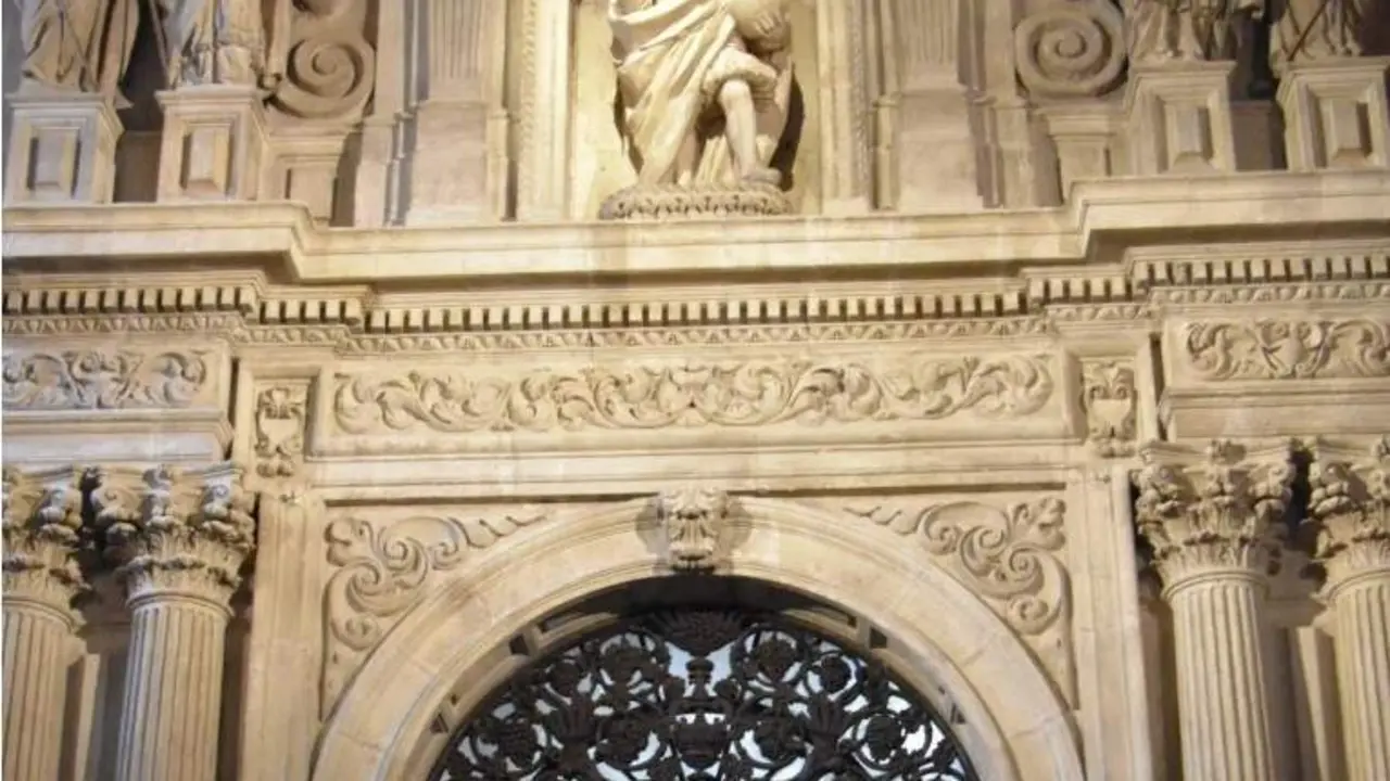  Detalle de la Puerta de San Fernando de la Catedral, por la que se accede a la Parroquia del Sagrario | CATEDRAL DE SEVILLA 