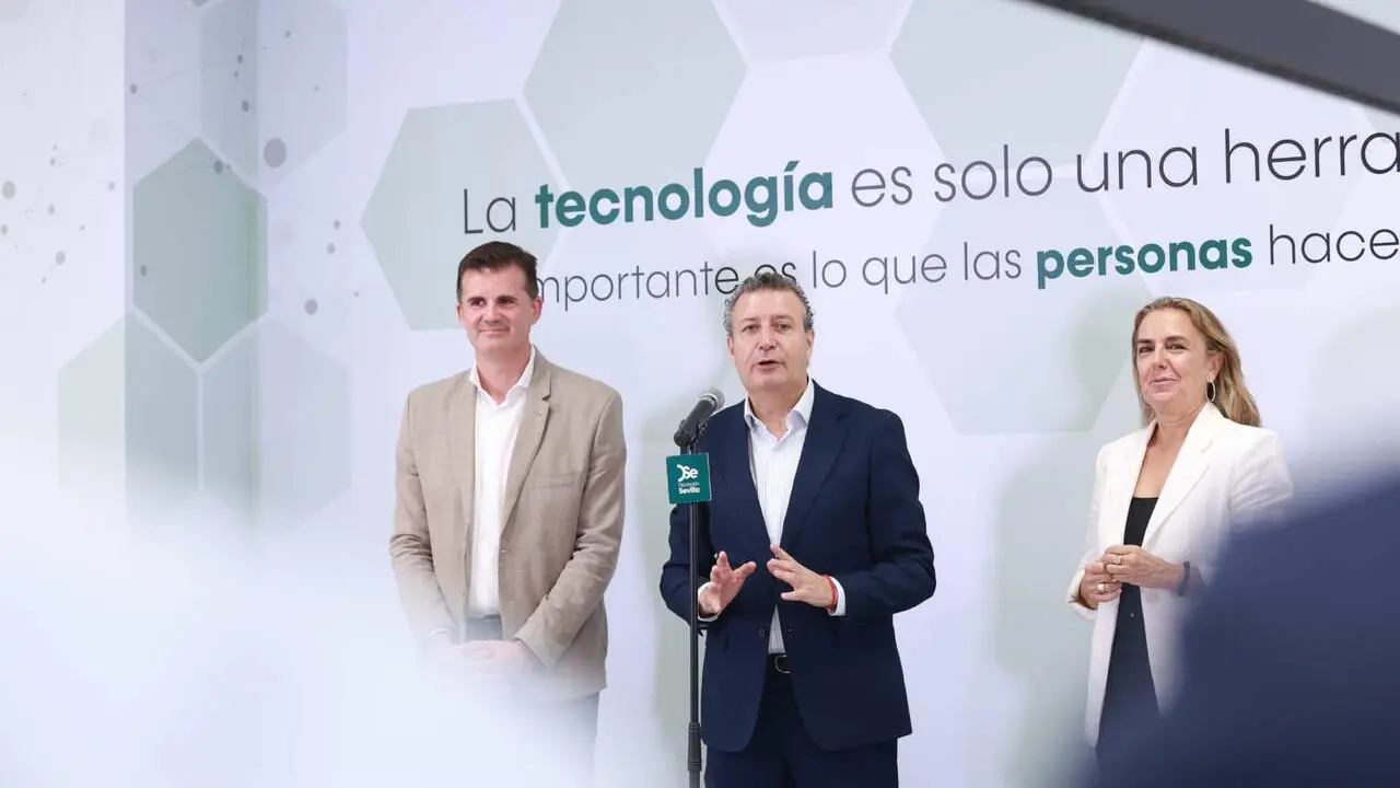  El presidente de la Diputaci&oacute;n de Sevilla, Javier Fern&aacute;ndez, en la inauguraci&oacute;n de un nuevo centro de trabajo de Inpro |&nbsp;DIPUTACI&Oacute;N DE SEVILLA 