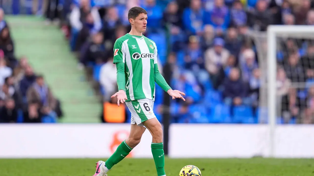  Sergi Altimira conduce el bal&oacute;n en el partido de LaLiga disputado entre el Getafe y el Real Betis. | Archivo/EP 