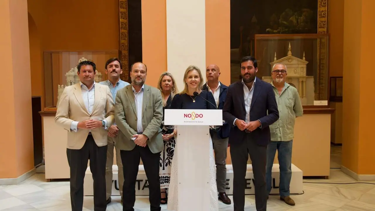  Pel&aacute;ez rodeada de los concejales y equipo de Vox en el Ayuntamiento de Sevilla. | Vox 