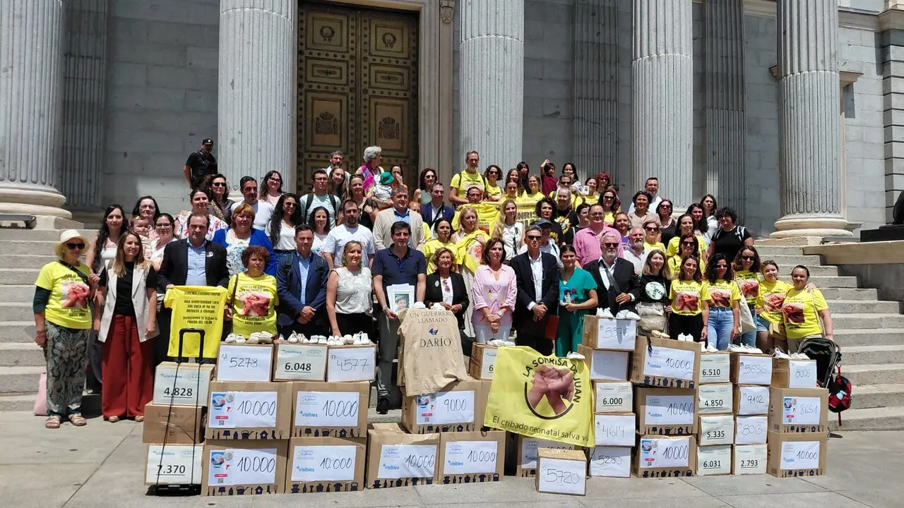  Representantes de la iniciativa social La sonrisa de Juan con sus firmas. | Cedida 