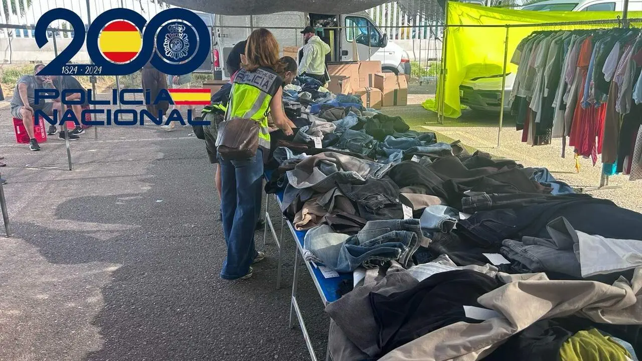  La Polic&iacute;a Nacional interviene prendas de ropa robadas en el mercadillo del Parque Alcosa. | CNP 
