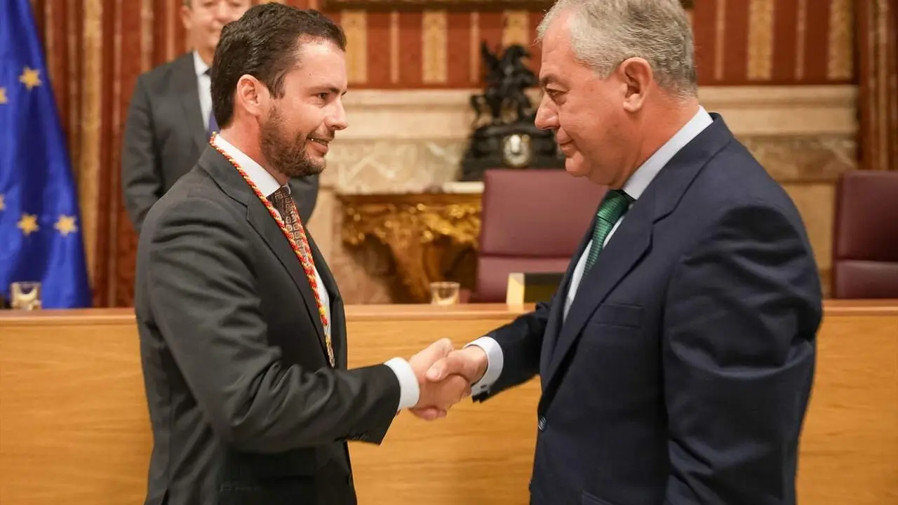  Toma de posesi&oacute;n del nuevo concejal del Ayuntamiento de Sevilla Fernando Ma&ntilde;es. | AYTO 