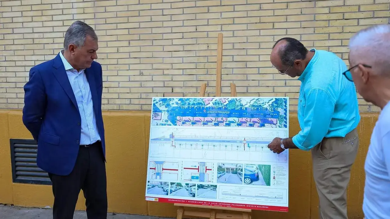 El alcalde de Sevilla detalla a los vecinos el proyecto de reurbanizaci&oacute;n de la calle Artesanos Peluqueros, en el Distrito de la Macarena | EP