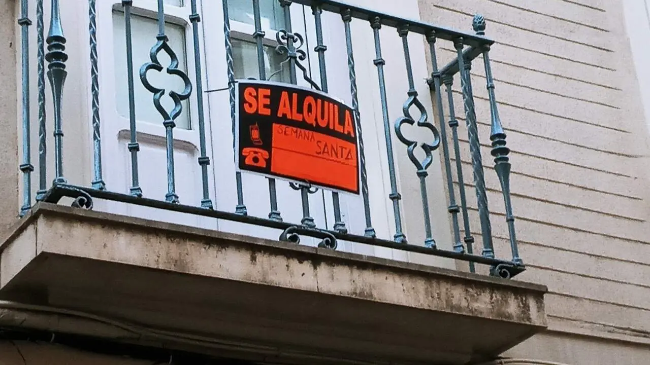  Un balc&oacute;n puesto en alquiler para la Semana Santa de Sevilla. | Archivo 