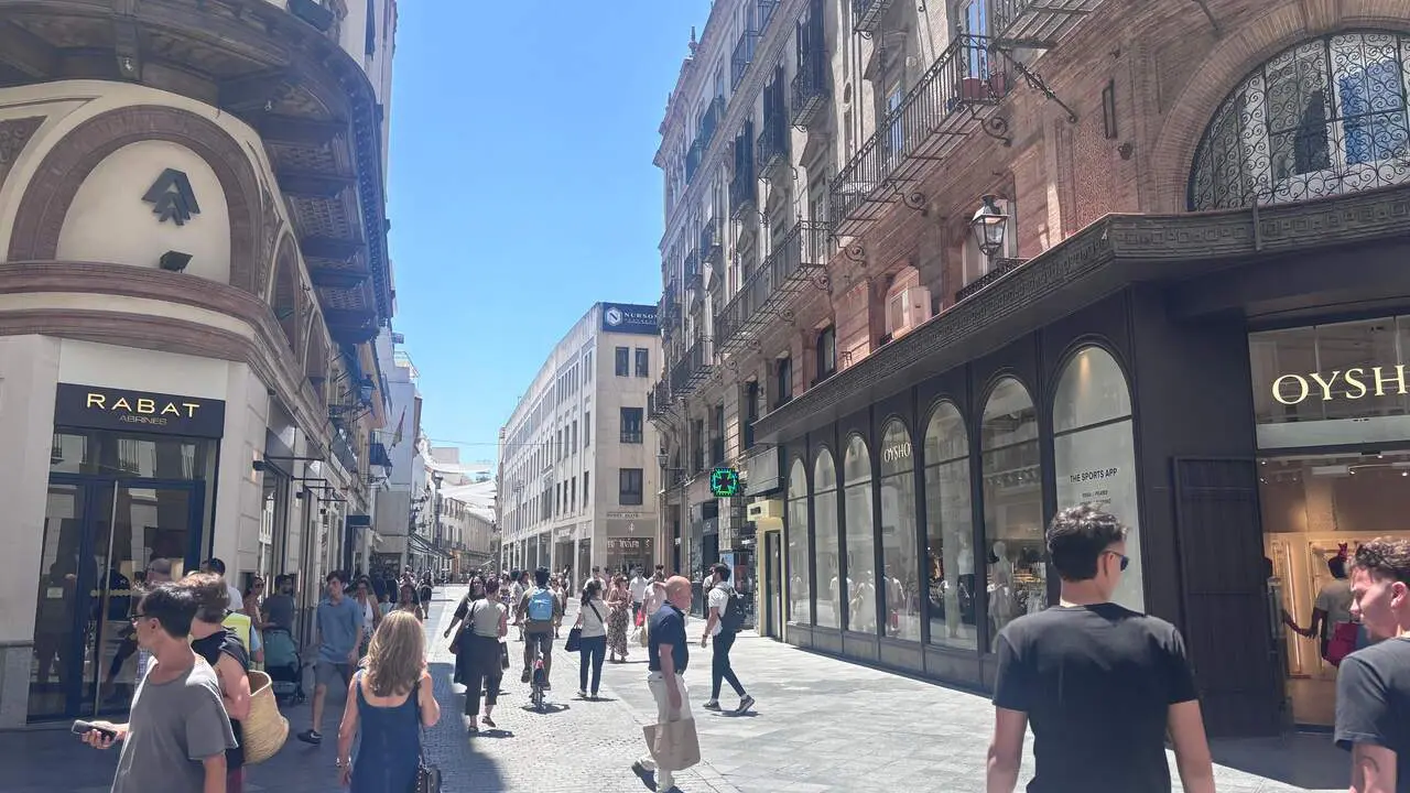  El PSOE ha criticado numerosas calles del centro siguen sin sombra. Lo considera el "en&eacute;simo fracaso" con los toldos<br> 