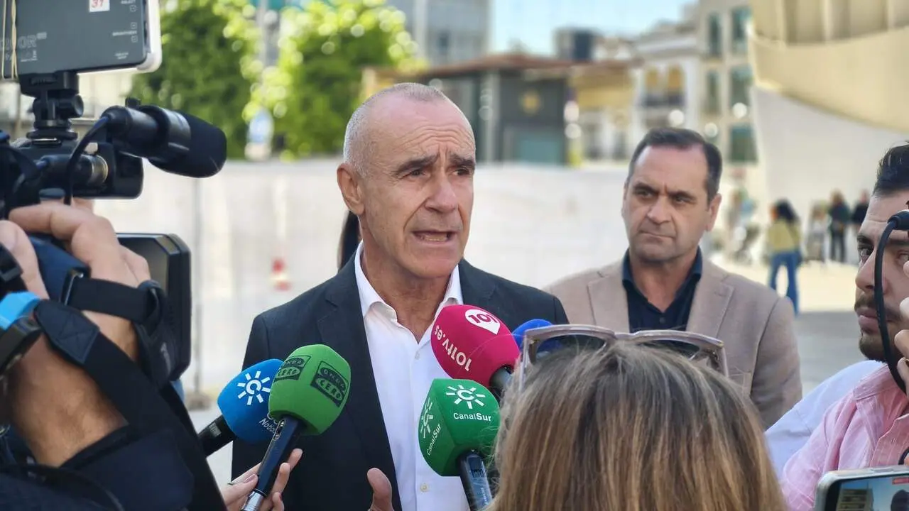  Archivo - El portavoz municipal del PSOE en Sevilla, Antonio Mu&ntilde;oz, antiende a los medios. Imagen de archivo | PSOE DE SEVILLA 
