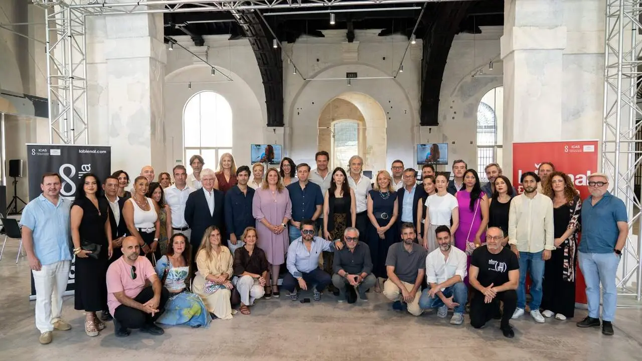  Foto de familia tras la presentaci&oacute;n de la programaci&oacute;n de actividades paralelas de la Bienal, en la F&aacute;brica de Artiller&iacute;a 