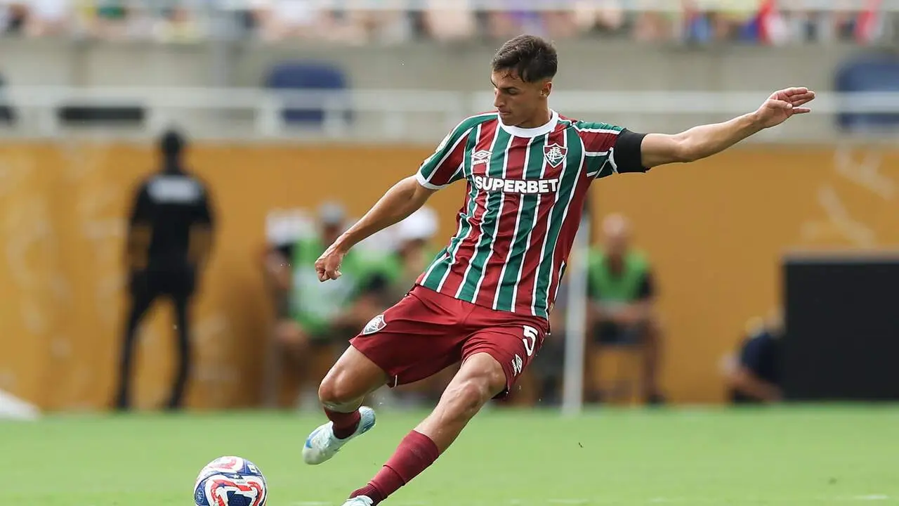  Facundo Bernal golpea el bal&oacute;n en un partido con Fluminense en la pasada edici&oacute;n del Mundial de Clubes. | FLU 